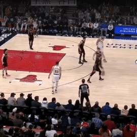 C7娱乐入口-哈登受伤西蒙斯复出，火箭大胜小牛的简单介绍