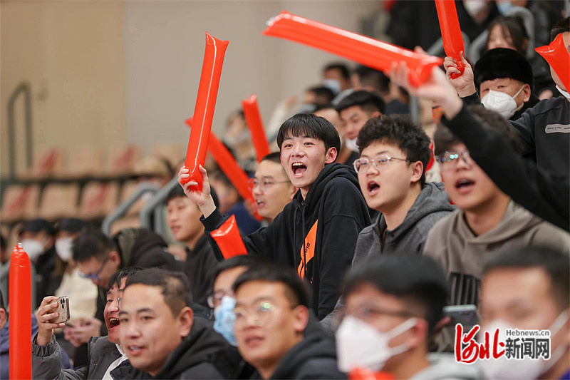 关于篮球比赛现场球队支持者热情欢呼的信息