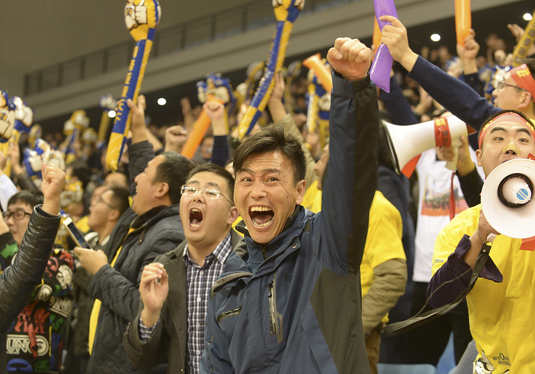 关于篮球比赛现场球队支持者热情欢呼的信息