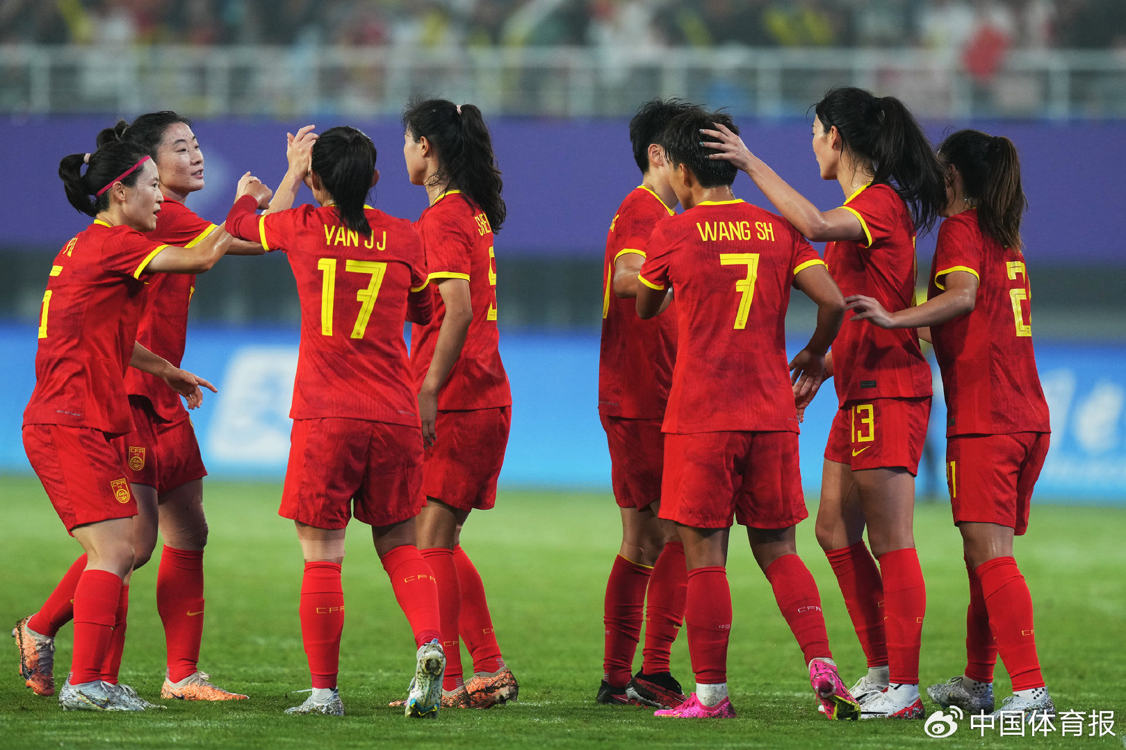 火爆比赛场面，国内女足比拼争锋的简单介绍